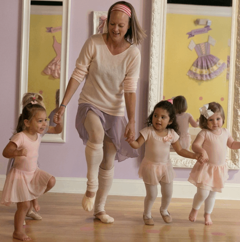 profesora de ballet bailando con niños